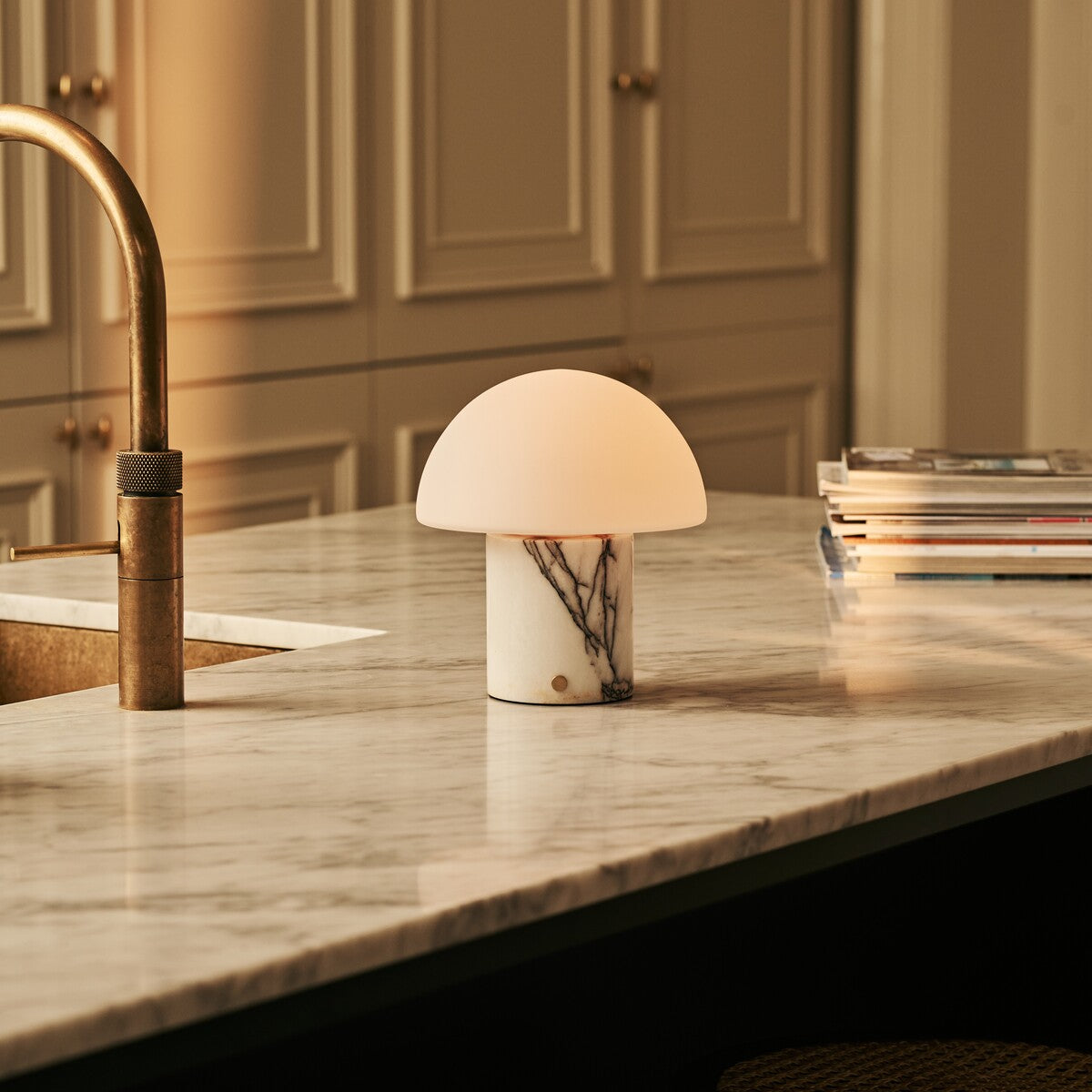 Maris White – Lilac Marble Rechargeable Table Lamp | Classic, 3 Light Colors & Dimming Function