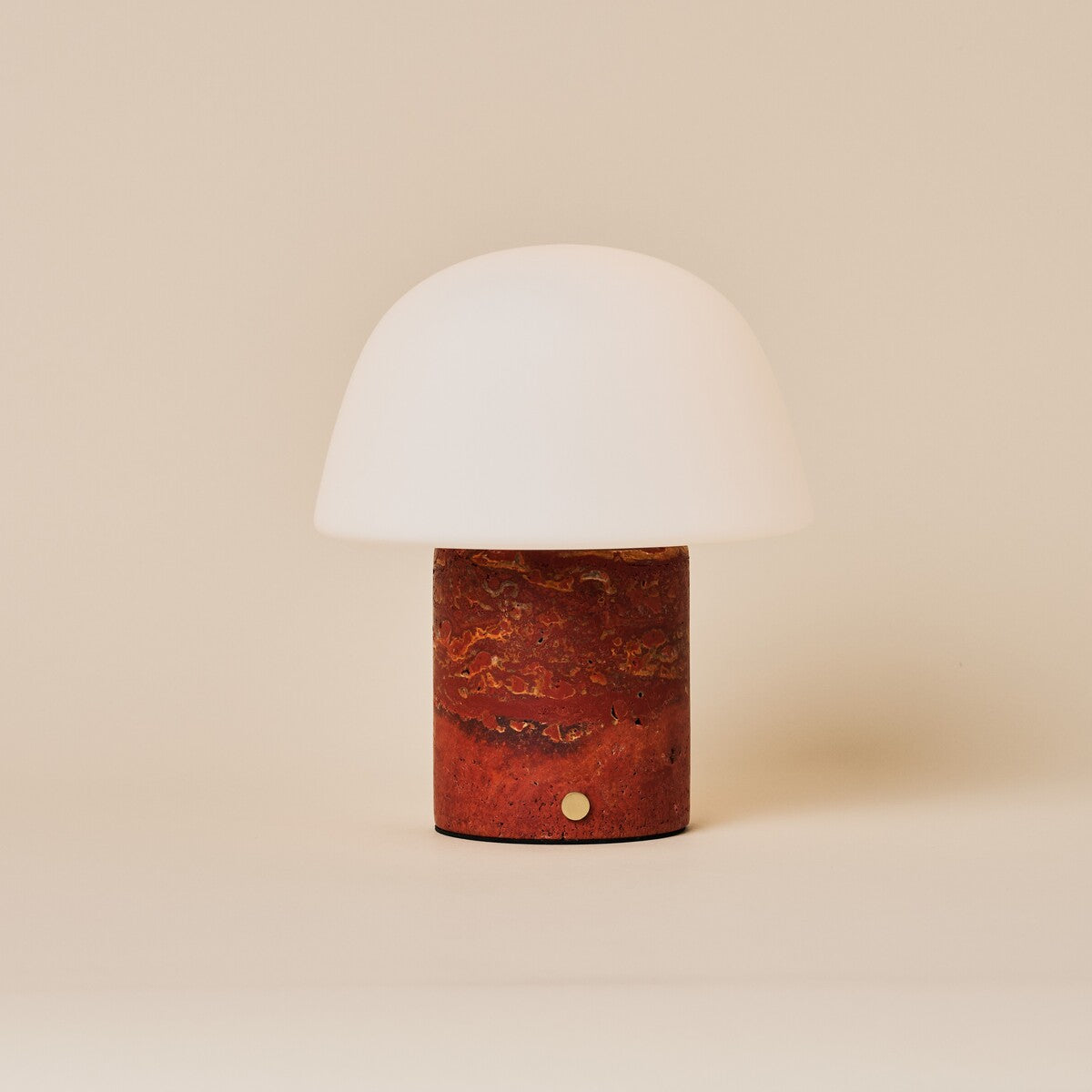 Tafellamp oplaadbaar Maes Red Travertine steen met melkglazen bolkap op een crème studioachtergrond