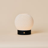 Tafellamp oplaadbaar Mare met zwarte houten voet, studio-opname op beige achtergrond