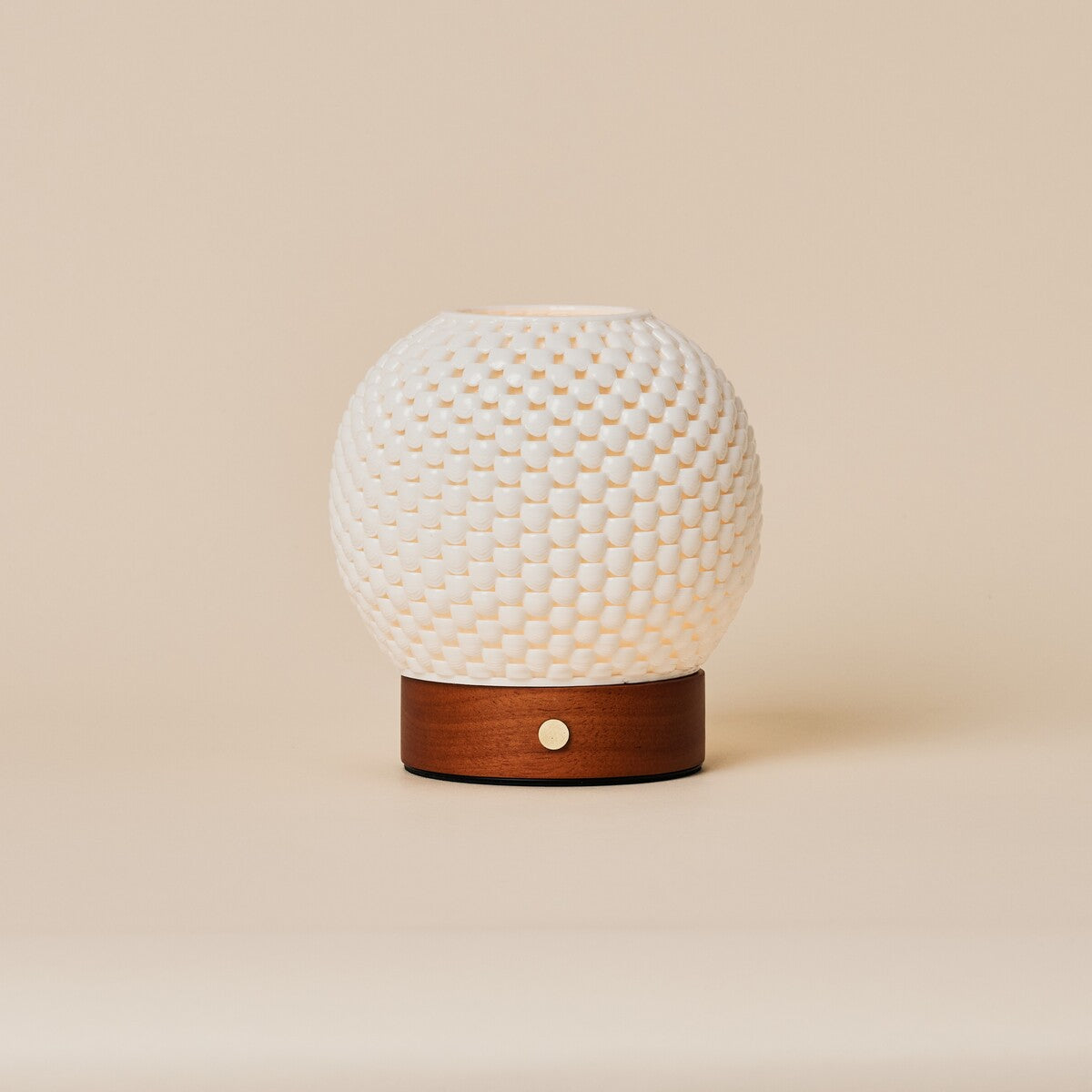 Tafellamp oplaadbaar Mare met kastanjebruin houten voet, studio-opname op beige achtergrond