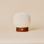 Tafellamp oplaadbaar Mare met kastanjebruin houten voet, studio-opname op beige achtergrond
