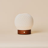Tafellamp oplaadbaar Mare met kastanjebruin houten voet, studio-opname op beige achtergrond