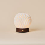 Tafellamp oplaadbaar Mare met walnoot houten voet, studio-opname op beige achtergrond