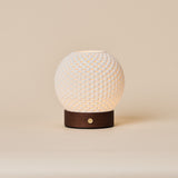 Tafellamp oplaadbaar Mare met walnoot houten voet, studio-opname op beige achtergrond