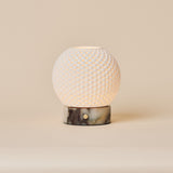Tafellamp oplaadbaar Mare met paarsgrijze marmeren voet, studio-opname op beige achtergrond