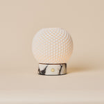 Tafellamp oplaadbaar Mare met witte marmeren voet, studio-opname op beige achtergrond