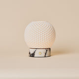Tafellamp oplaadbaar Mare met witte marmeren voet, studio-opname op beige achtergrond
