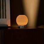 Oplaadbare tafellamp Mare wit marmer op houten dressoir, spiegel op de achtergrond