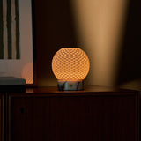 Oplaadbare tafellamp Mare wit marmer op houten dressoir, spiegel op de achtergrond