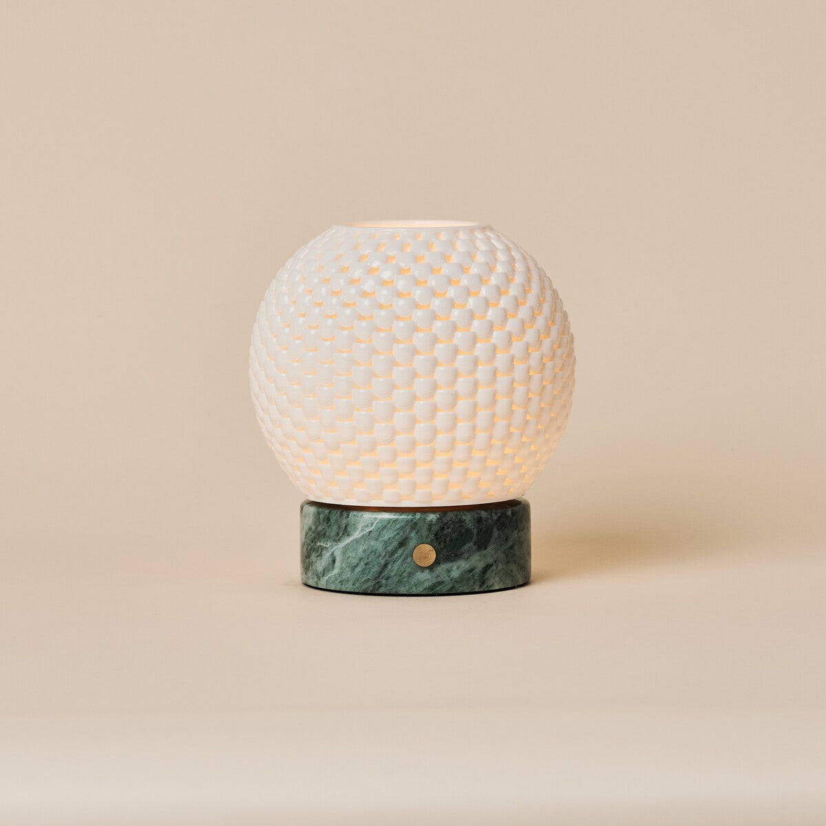 Tafellamp oplaadbaar Mare met geribbelde porseleinen bol en ice green marmeren voet op beige achtergrond