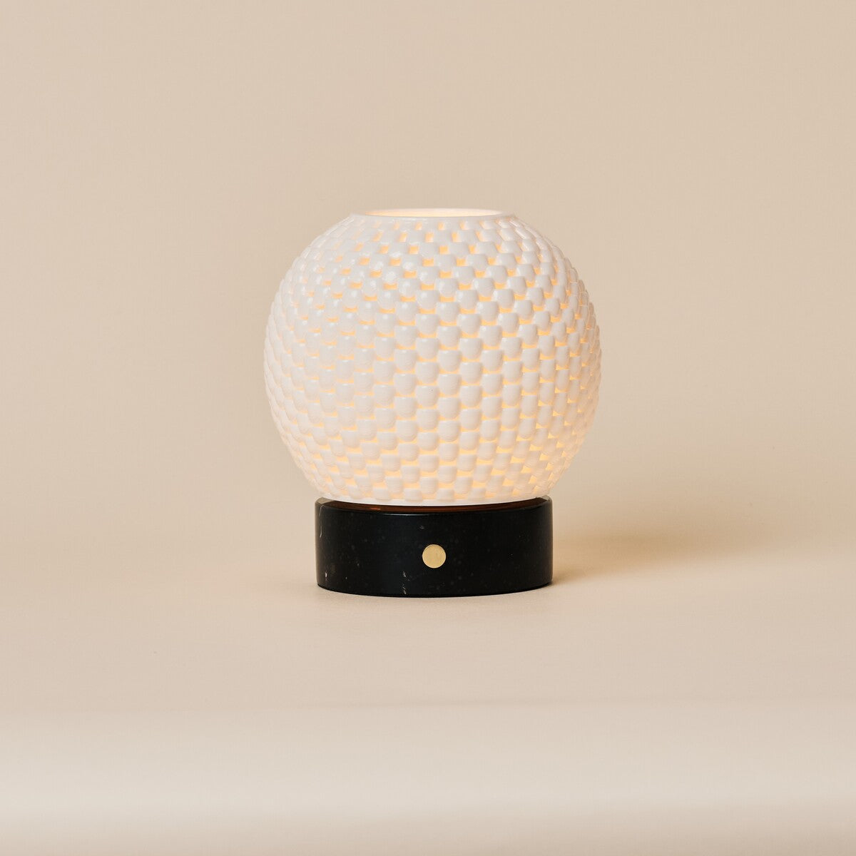 Tafellamp oplaadbaar Mare met zwarte marmeren voet, studio-opname op beige achtergrond