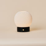 Tafellamp oplaadbaar Mare met zwarte marmeren voet, studio-opname op beige achtergrond