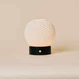 Tafellamp oplaadbaar Mare met zwarte marmeren voet, studio-opname op beige achtergrond