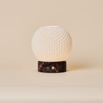 Tafellamp oplaadbaar Mare met bordeauxrode marmeren Rosso Levanto voet, studio-opname