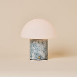 Tafellamp oplaadbaar Maris in blauwgrijs calciet marmer, studio-opname op beige achtergrond