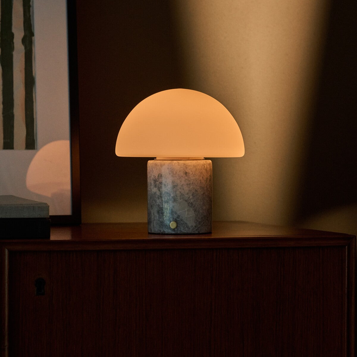 Tafellamp oplaadbaar Maris in blauwgrijs calciet marmer op dressoir tegen olijfgroene wand