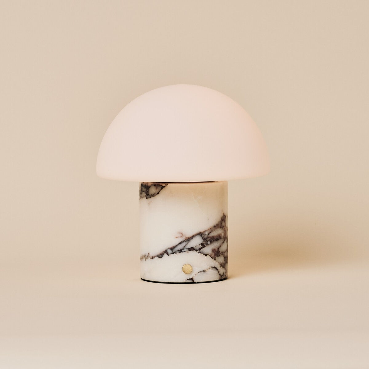 Tafellamp oplaadbaar Maris in wit Calacatta Vionaro marmer, studio-opname op beige achtergrond