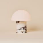 Tafellamp oplaadbaar Maris in wit Calacatta Vionaro marmer, studio-opname op beige achtergrond