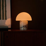 Tafellamp oplaadbaar Maris in wit Calacatta Vionaro marmer op dressoir tegen donkere wand