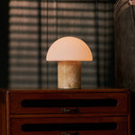 Oplaadbare tafellamp Maris in honingkleurig onyx marmer op dressoir bij lamellen-lichtinval