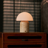 Tafellamp oplaadbaar Maris Large in beige classic travertin op dressoir bij lamellen-lichtinval