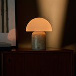 Oplaadbare tafellamp Maris Large in beige classic travertin op dressoir bij kunst en warme wand