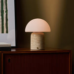Tafellamp oplaadbaar Maris Large in beige classic travertin op dressoir naast ingelijste kunst
