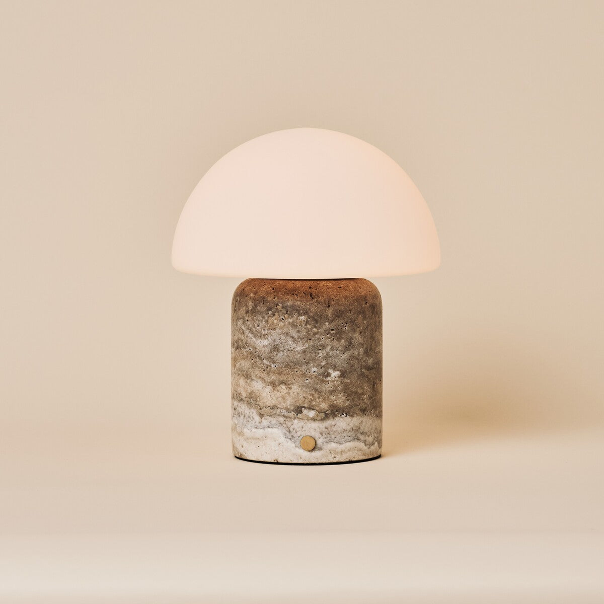 Tafellamp oplaadbaar Maris Large in grijsbruine silver travertin op dressoir bij lamellen-lichtinval
