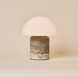 Tafellamp oplaadbaar Maris Large in grijsbruine silver travertin op dressoir bij lamellen-lichtinval