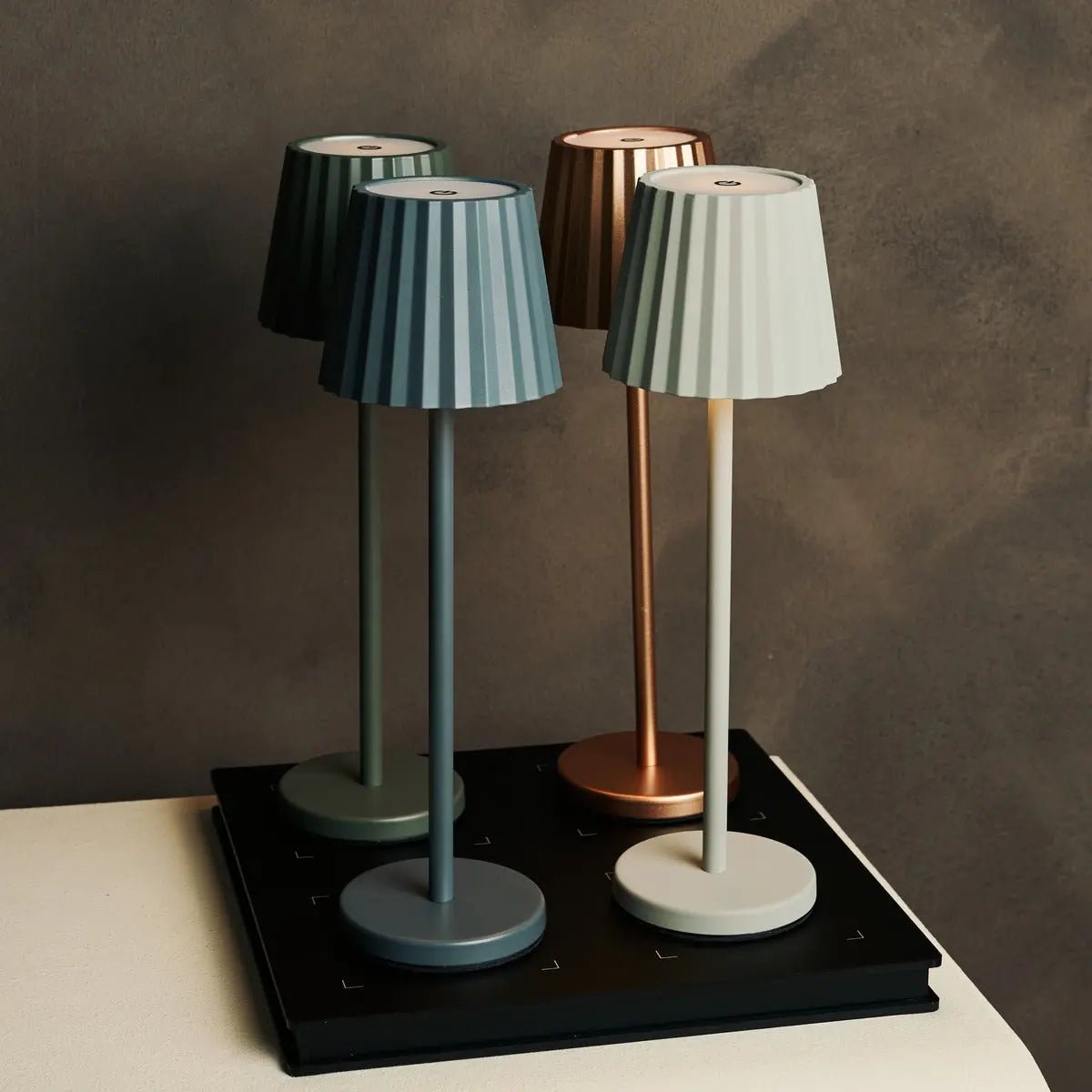 Maya Stone Grey Ribbed Table Lamp Made of Iron – Dimmable Lamp & 3 Light Modes, Rechargeable via Wireless Charging Station Tavellio