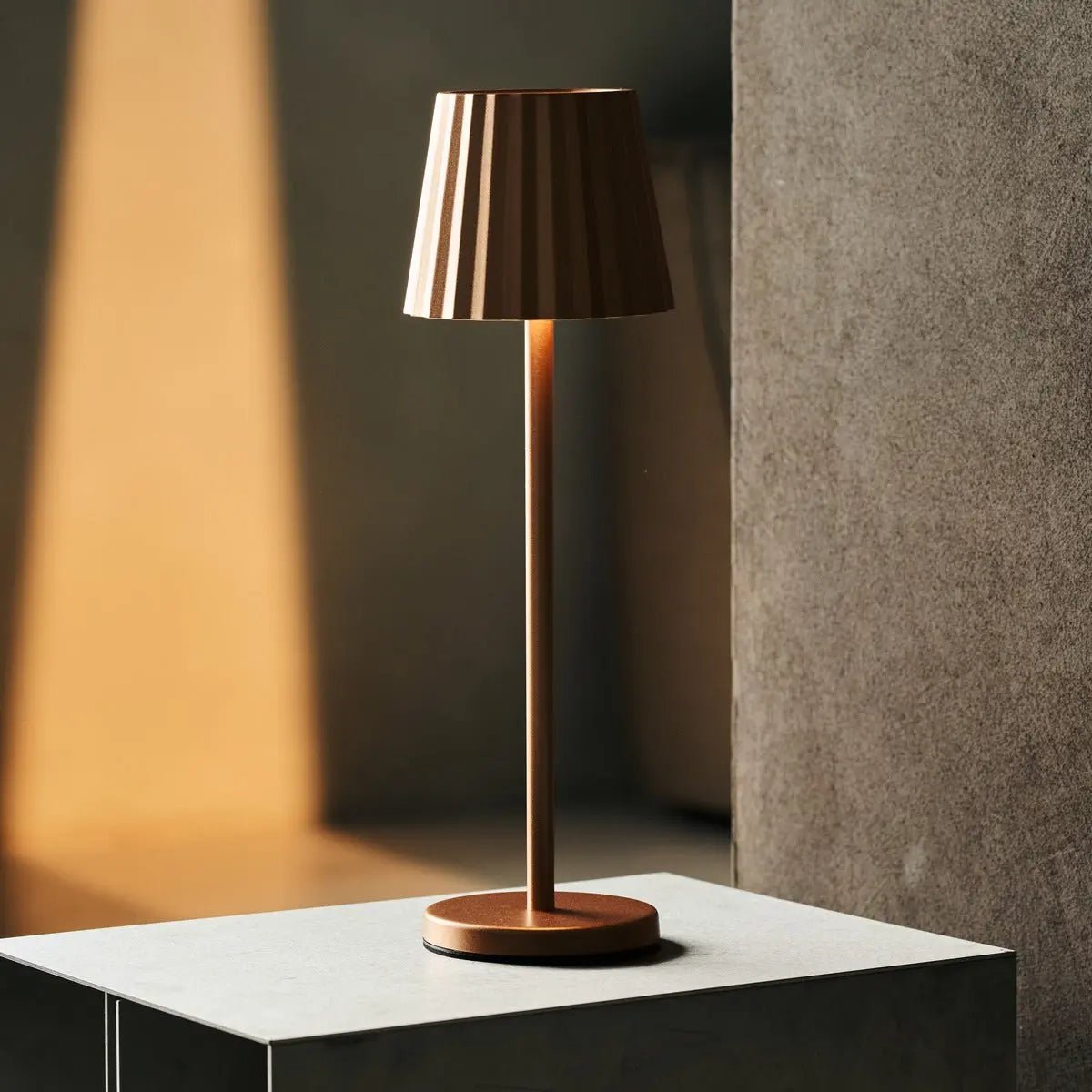Combi Set Professional – 4 x Maya Copper Rechargeable Table Lamps & 1 x Amstel Wireless Charging Station with Qi-Technology Tavellio