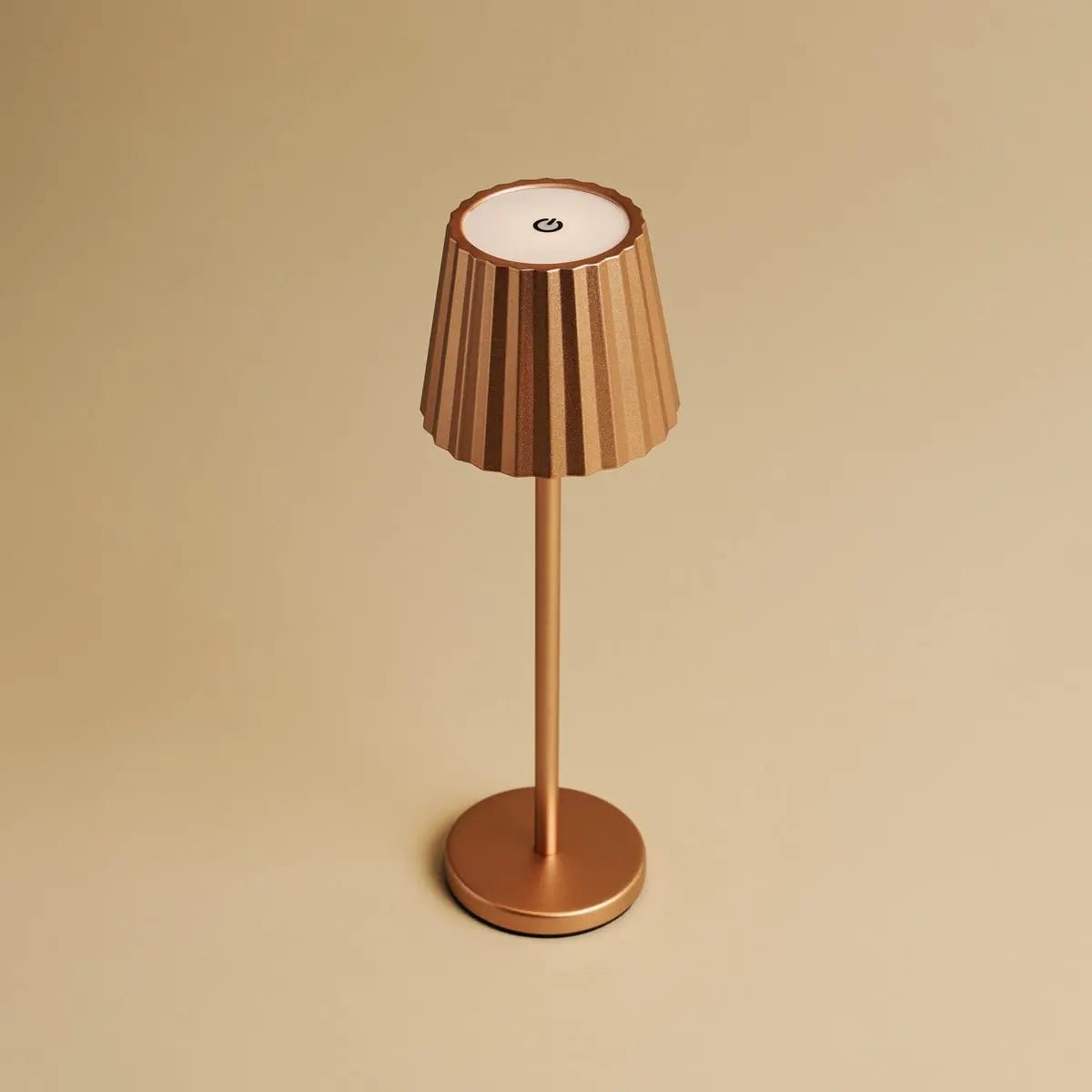 Combi Set Professional – 8 x Maya Copper Rechargeable Table Lamps & 1 x Central Station Wireless Charging Station with Qi-Technology – Perfect for Restaurants, Hospitality & Hotels Tavellio