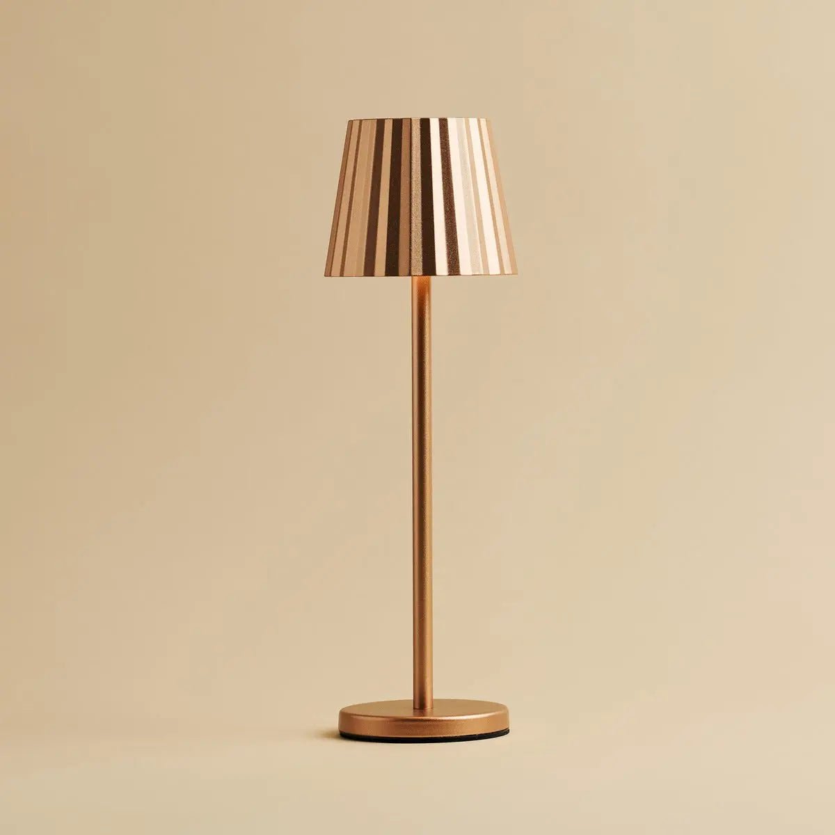 Combi Set Professional – 8 x Maya Copper Rechargeable Table Lamps & 1 x Central Station Wireless Charging Station with Qi-Technology Tavellio