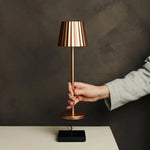 Maya Copper Ribbed Table Lamp Made of Iron – Dimmable Lamp & 3 Light Modes, Rechargeable via Wireless Charging Station Tavellio