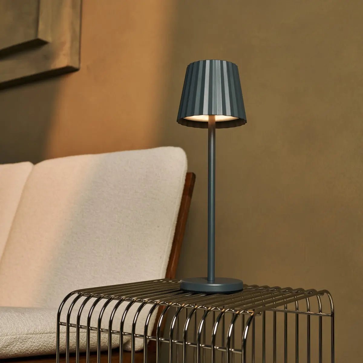 Maya Stone Grey Ribbed Table Lamp Made of Iron – Dimmable Lamp & 3 Light Modes, Rechargeable via Wireless Charging Station Tavellio