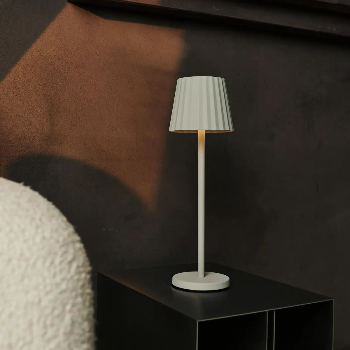 Combi Set Professional – 8 x Maya Shadow Grey Rechargeable Table Lamps & 1 x Central Station Wireless Charging Station with Qi-Technology – Perfect for Restaurants, Hospitality & Hotels Tavellio