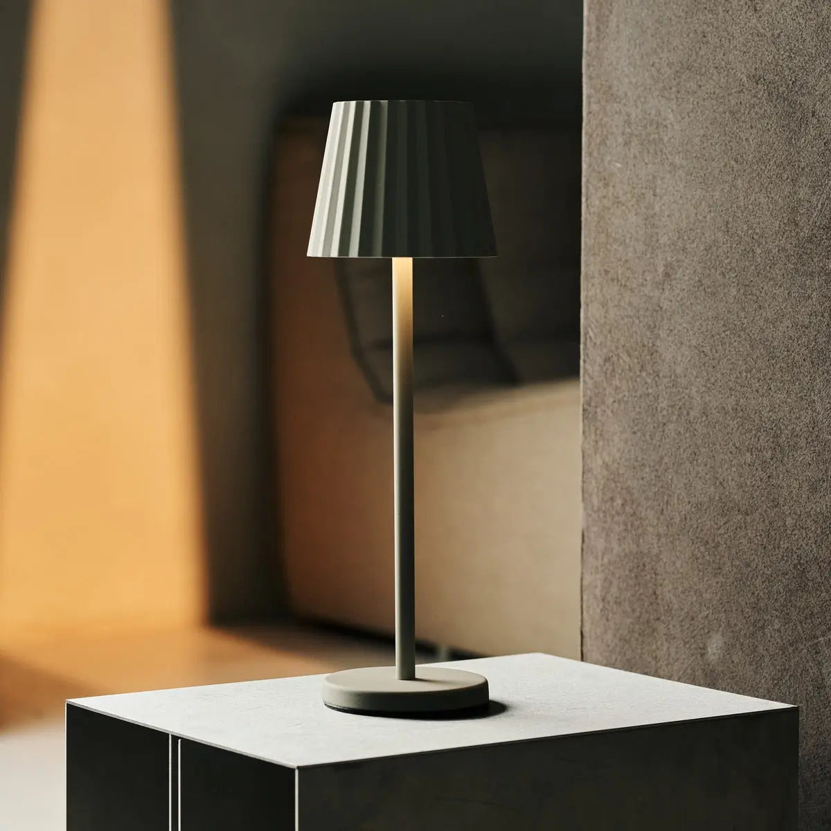 Combi Set Professional – 8 x Maya Shadow Grey Rechargeable Table Lamps & 1 x Central Station Wireless Charging Station with Qi-Technology – Perfect for Restaurants, Hospitality & Hotels Tavellio