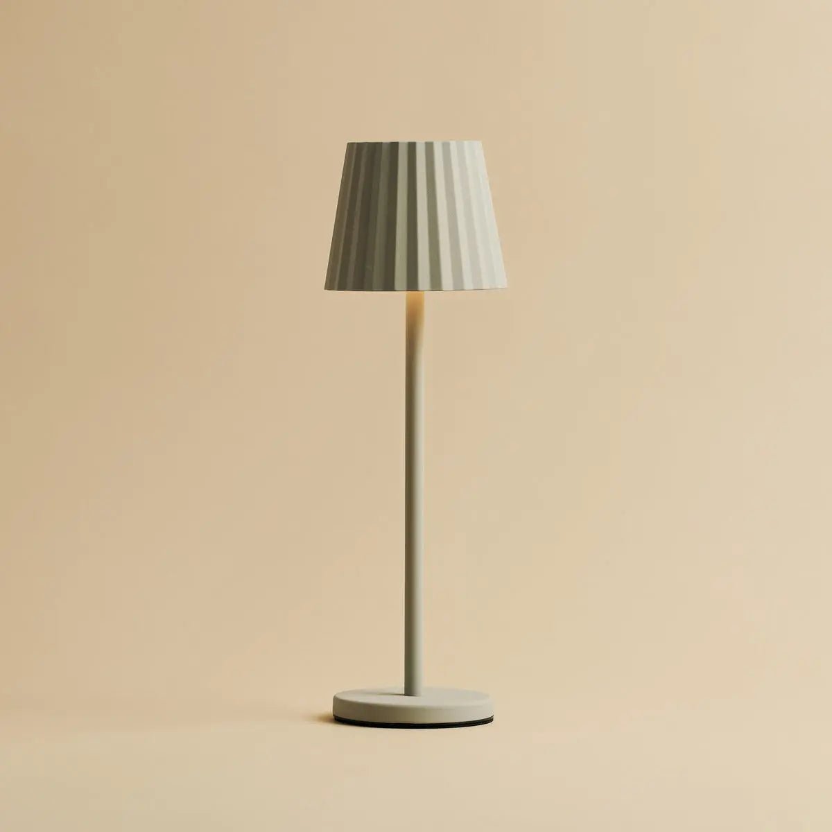 Combi Set Professional – 8 x Maya Shadow Grey Rechargeable Table Lamps & 1 x Central Station Wireless Charging Station with Qi-Technology Tavellio