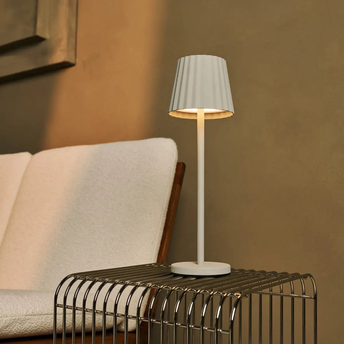 Combi Set Professional – 8 x Maya Shadow Grey Rechargeable Table Lamps & 1 x Central Station Wireless Charging Station with Qi-Technology – Perfect for Restaurants, Hospitality & Hotels Tavellio