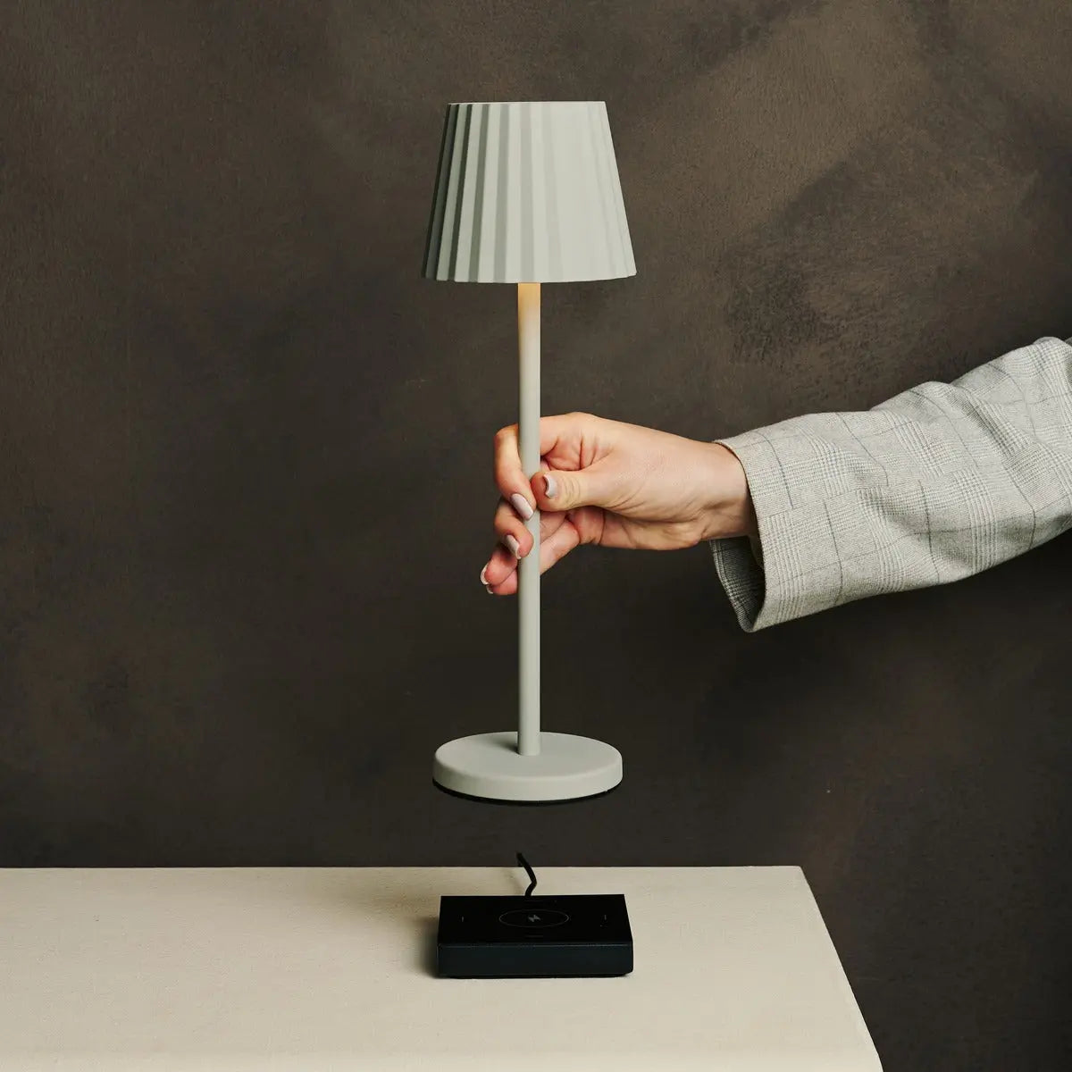 Maya Schaduw Grey Ribbed Table Lamp Made of Iron – Dimmable Lamp & 3 Light Modes, Rechargeable via Wireless Charging Station Tavellio