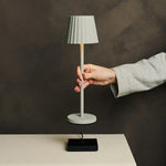 Maya Schaduw Grey Ribbed Table Lamp Made of Iron – Dimmable Lamp & 3 Light Modes, Rechargeable via Wireless Charging Station Tavellio