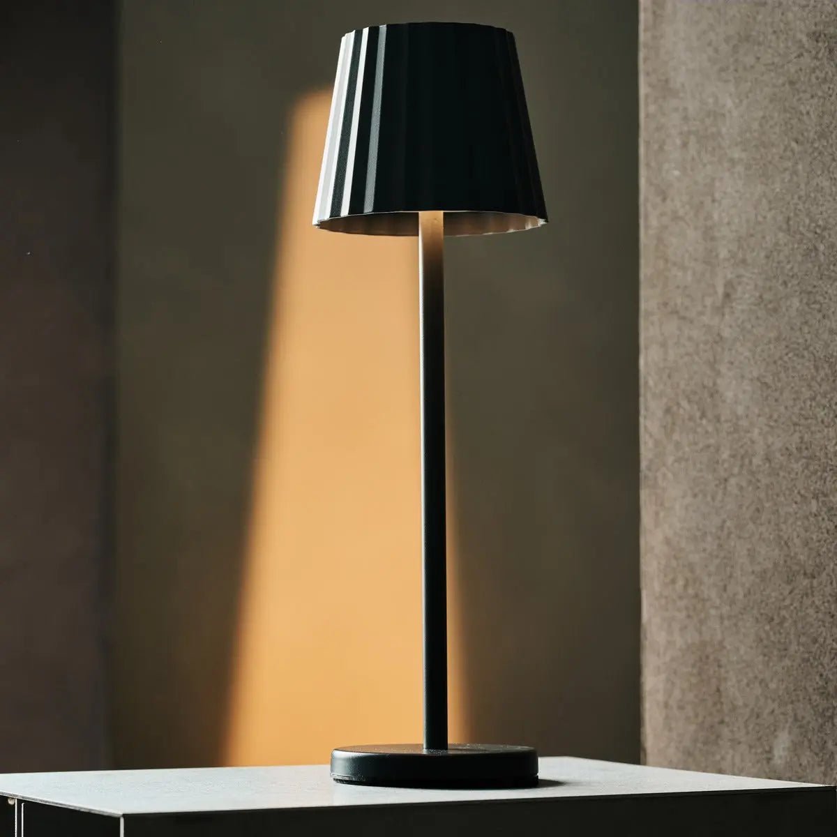 Maya Stone Grey Ribbed Table Lamp Made of Iron – Dimmable Lamp & 3 Light Modes, Rechargeable via Wireless Charging Station Tavellio