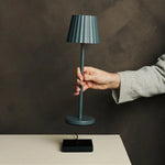 Maya Stone Grey Ribbed Table Lamp Made of Iron – Dimmable Lamp & 3 Light Modes, Rechargeable via Wireless Charging Station Tavellio