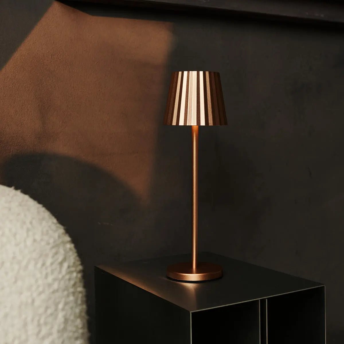 Maya Copper Ribbed Table Lamp Made of Iron – Dimmable Lamp & 3 Light Modes, Rechargeable via Wireless Charging Station Tavellio