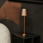 Maya Copper Ribbed Table Lamp Made of Iron – Dimmable Lamp & 3 Light Modes, Rechargeable via Wireless Charging Station Tavellio