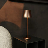 Maya Copper Ribbed Table Lamp Made of Iron – Dimmable Lamp & 3 Light Modes, Rechargeable via Wireless Charging Station Tavellio