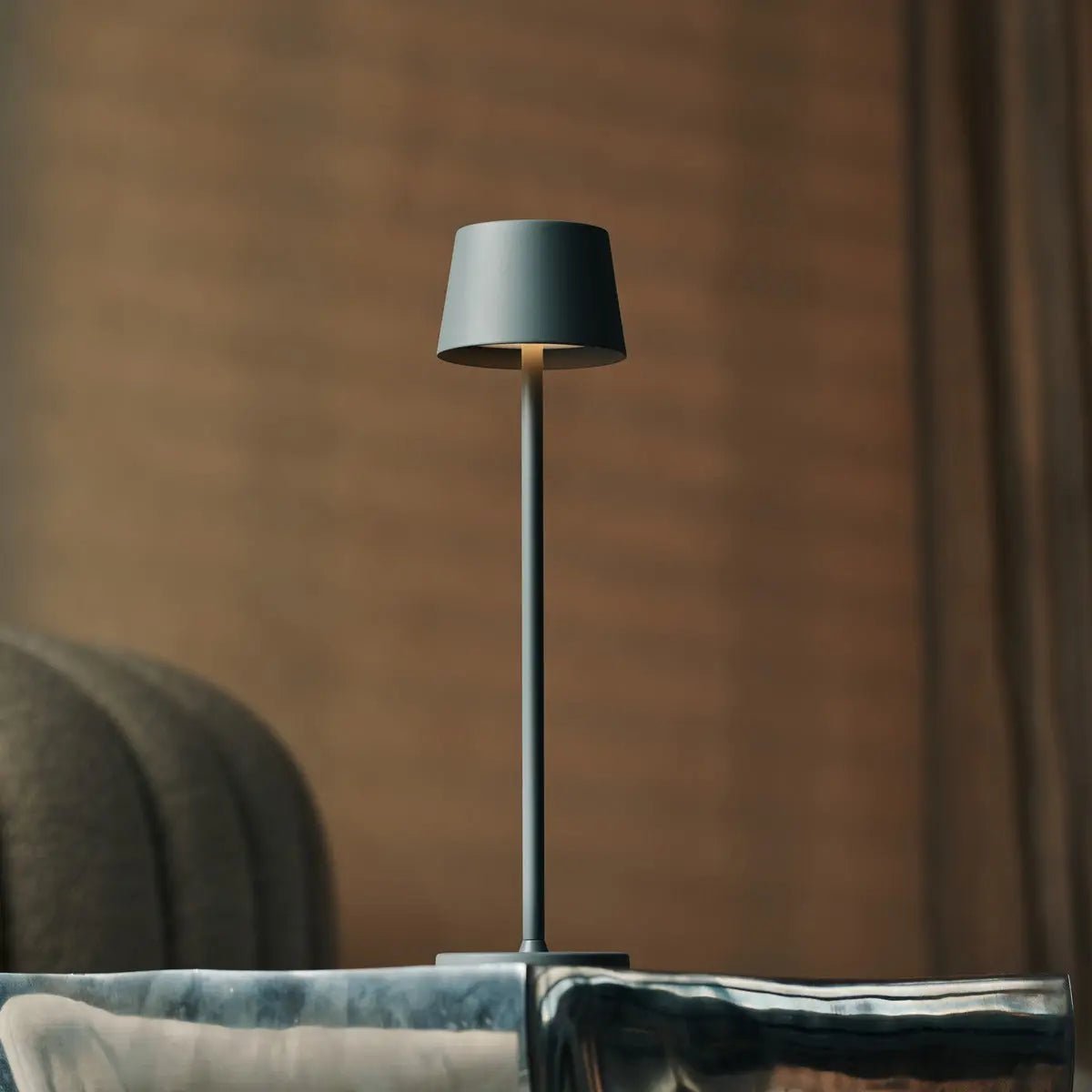 Combi Set Professional – 8 x Vondel Mini Mouse Grey Rechargeable Table Lamps & 1 x Central Station Wireless Charging Station with Q1-Technology – Perfect for Restaurants, Hospitality & Hotels Tavellio