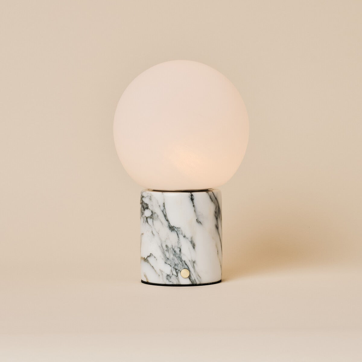 Metsu oplaadbare tafellamp Arabescato wit marmer met glazen bol, studiofoto