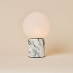 Metsu oplaadbare tafellamp Arabescato wit marmer met glazen bol, studiofoto