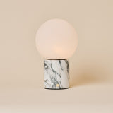 Metsu oplaadbare tafellamp Arabescato wit marmer met glazen bol, studiofoto